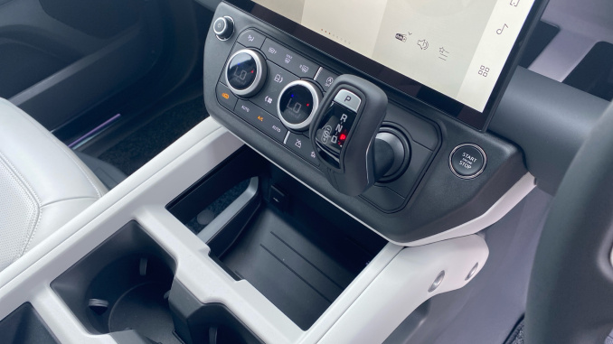 Land Rover Defender 3.0 D350 X-Dynamic HSE 110 5dr Auto Diesel Estate - Image 13